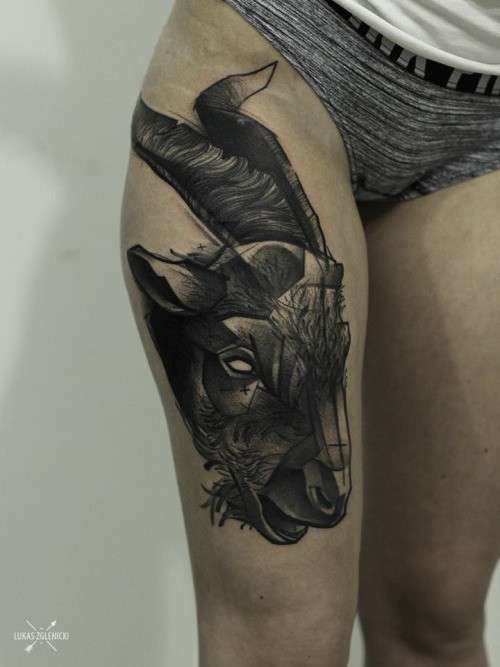 大腿雕刻风格黑色山羊头纹身图案