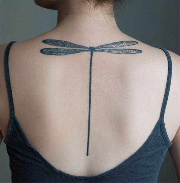 背部黑色极简风格的蜻蜓纹身图案