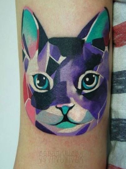 手臂上美丽的水彩色块猫纹身图案
