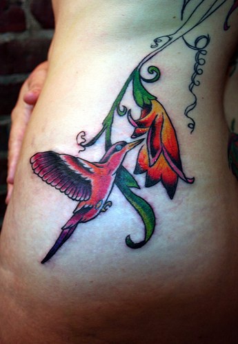 腰部美丽的蜂鸟花朵纹身图案