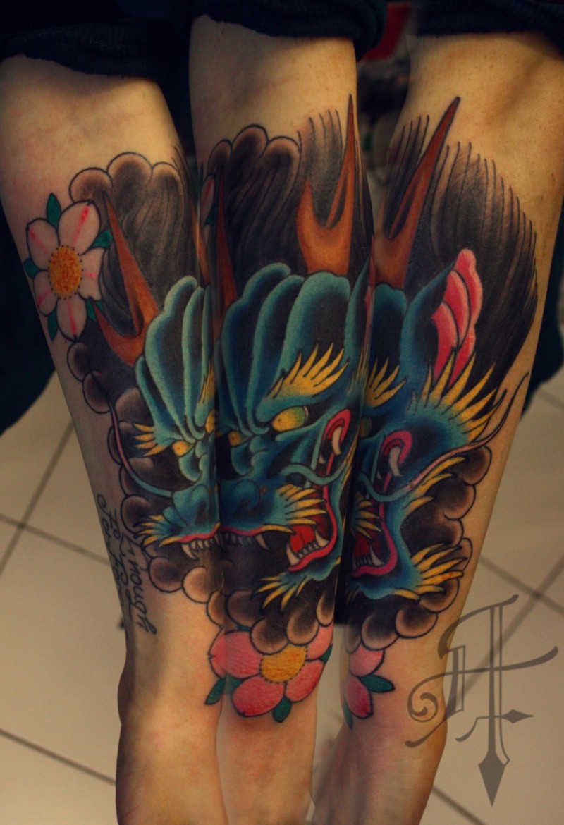 小腿五彩的神秘亚洲东方式龙头与花朵纹身图案