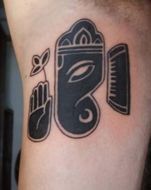 手臂黑色的印度宗教符号纹身图案