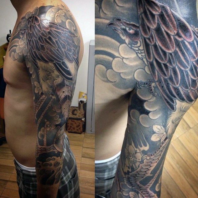 手臂亚洲传统风格的彩色老鹰纹身图案