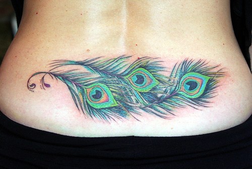腰部漂亮的孔雀羽毛彩色纹身图案