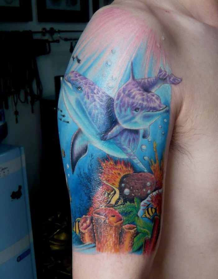 水下世界和海豚彩绘手臂纹身图案