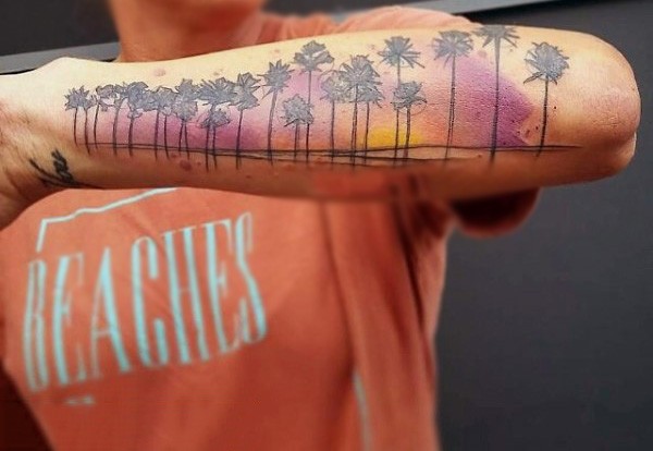 手臂彩色海滩与一排棕榈树纹身图案