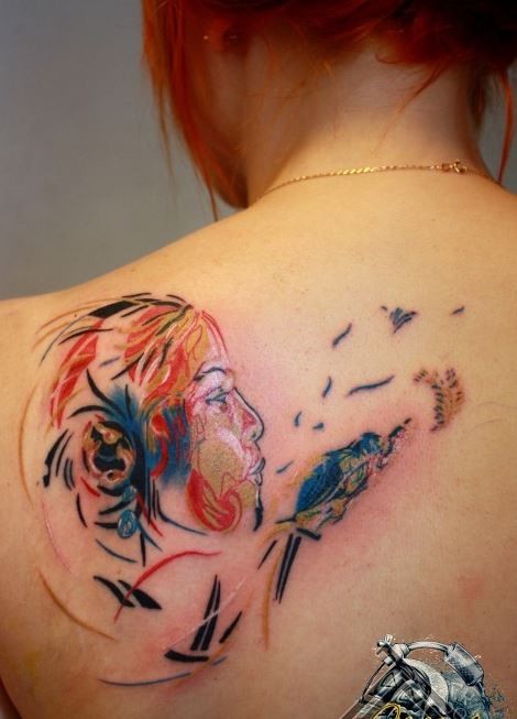 背部彩色的女子脸纹身图案
