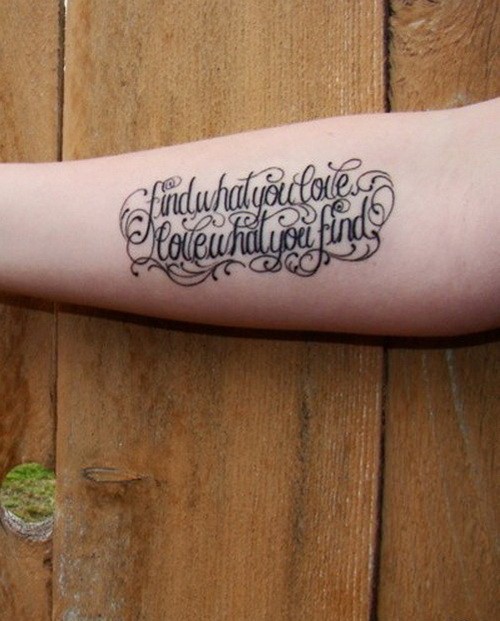 手臂黑色藤蔓组合的字母纹身图案