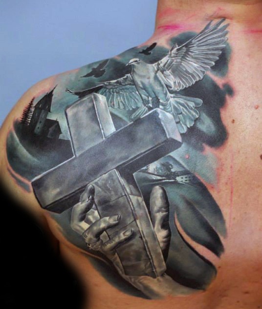 背部和肩部深色的十字架与手和鸽子纹身图案