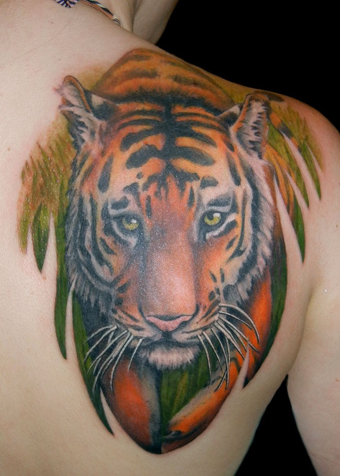 背部彩色的老虎头部纹身图案