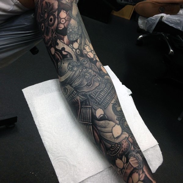 手臂亚洲风格的武士与各种花卉纹身图案