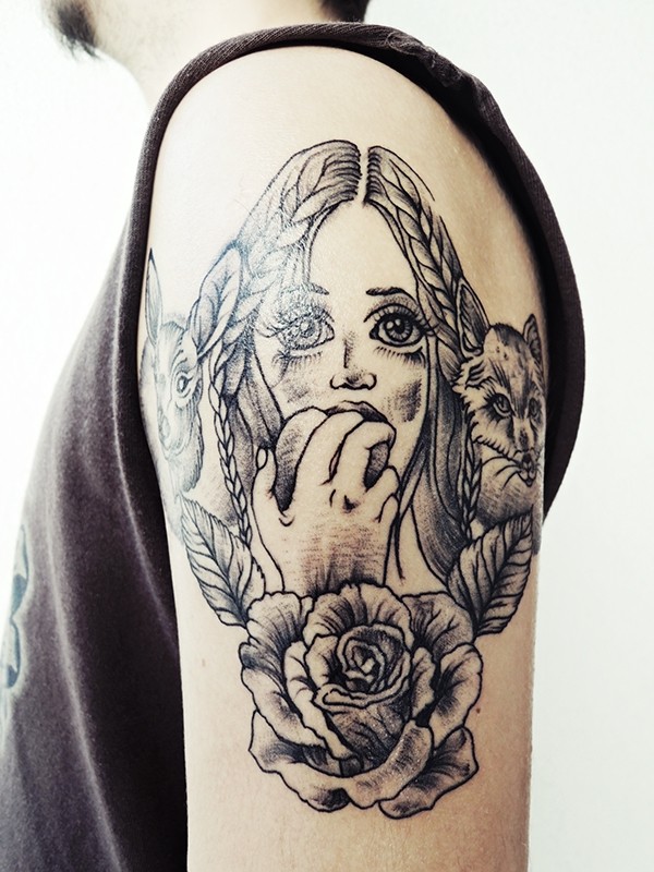 大臂雕刻风格黑色女人与猫兔子和玫瑰纹身图案