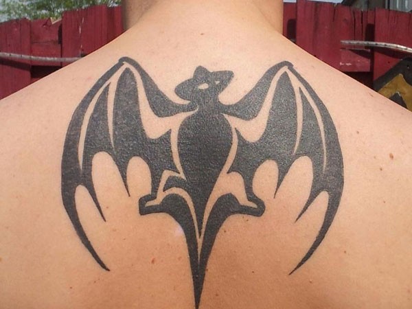 背部部落风格黑色蝙蝠形纹身图案