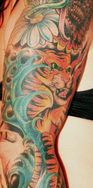 彩色的亚洲虎和花朵手臂纹身图案