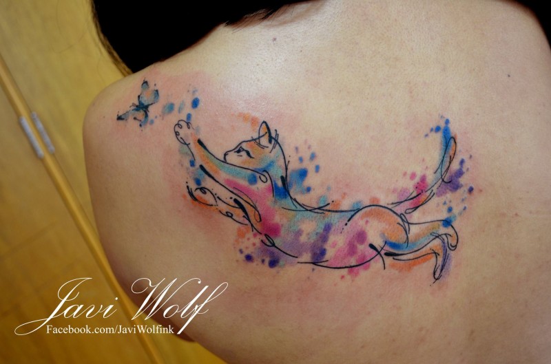 背部可爱的猫捉蝴蝶水彩泼墨纹身图案
