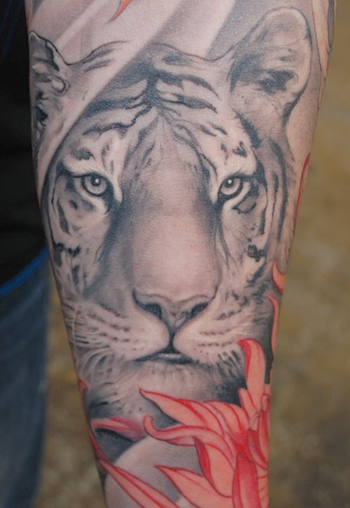 手臂白色老虎头像和花朵纹身图案