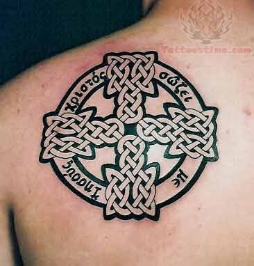 背部黑色线条的凯尔特十字架纹身图案