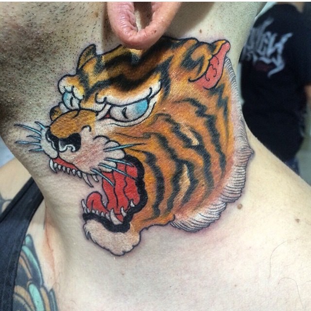 颈部亚洲风格彩色的咆哮老虎纹身图案