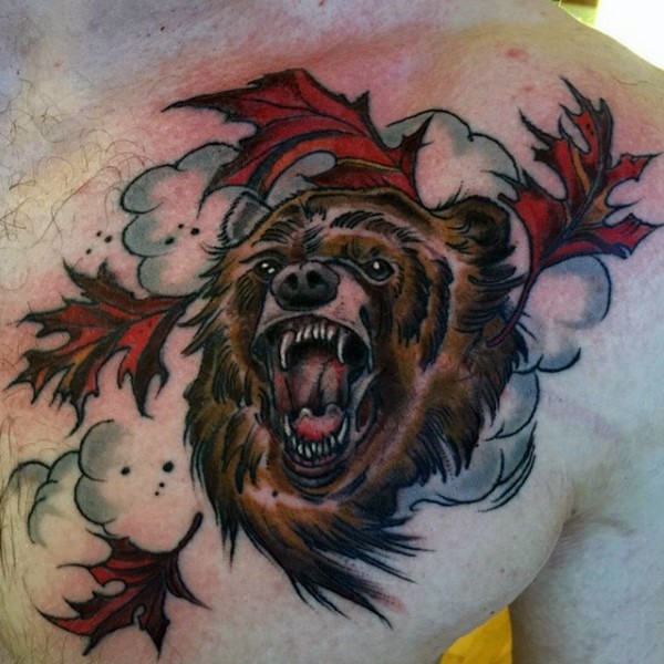 胸部漂亮的彩色大棕熊与枫叶纹身图案