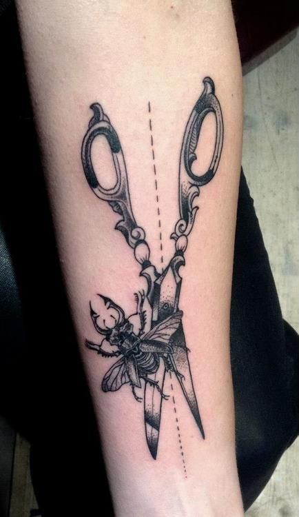 美丽的黑色点刺剪刀和昆虫手臂纹身图案