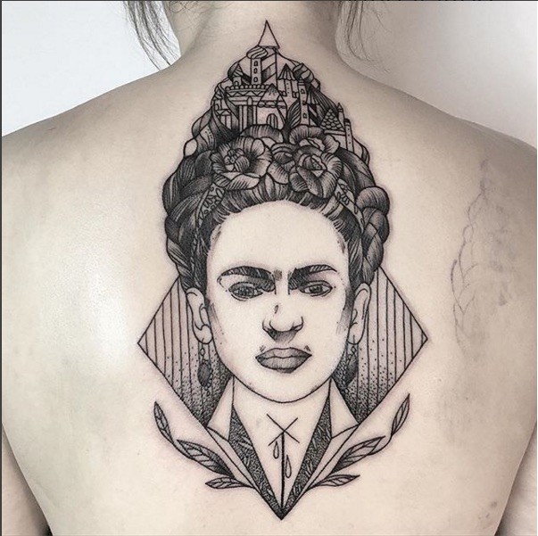 背部雕刻风格黑色点刺有趣的女人与城堡纹身图案