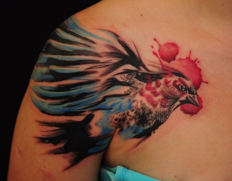 肩部彩色泼墨风格小鸟纹身图案