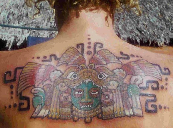 背部色彩缤纷的阿兹特克图腾纹身图案