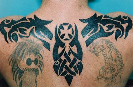 背部黑色的部落符号纹身图案