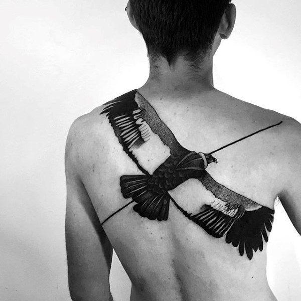 背部自然的黑白点刺飞行鹰纹身图案