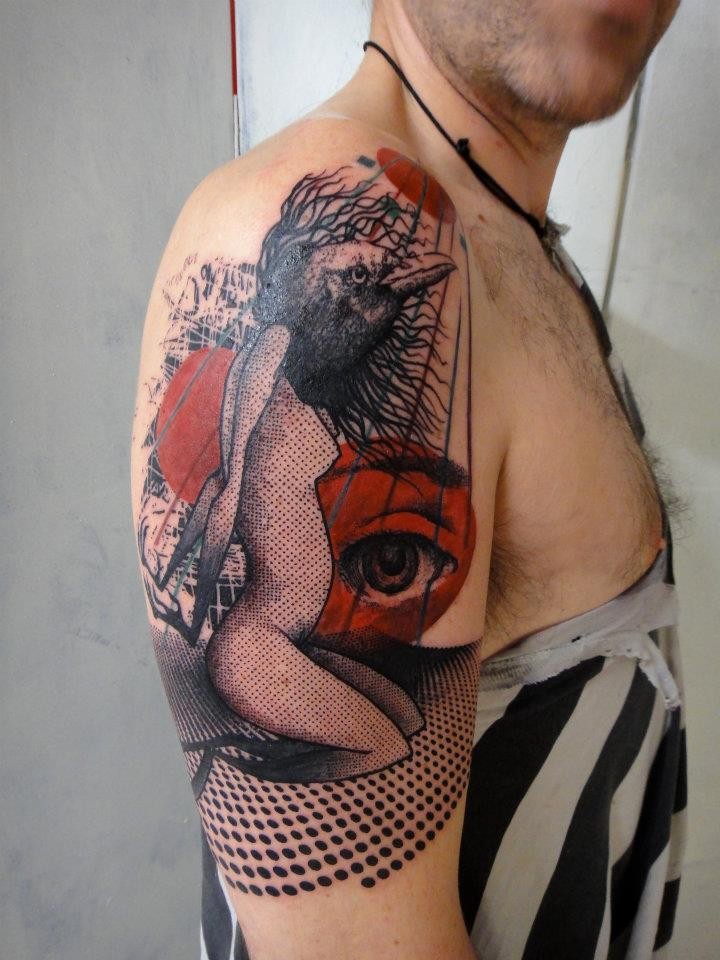 手臂超现实主义风格彩色鸟头和眼睛女人纹身图案