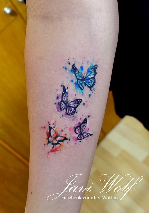 可爱美丽的彩色飞行蝴蝶小臂纹身图案