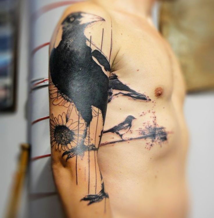 很酷的黑色乌鸦和白色花朵手臂纹身图案