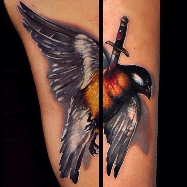 写实风格彩色死亡鸟和匕首纹身图案