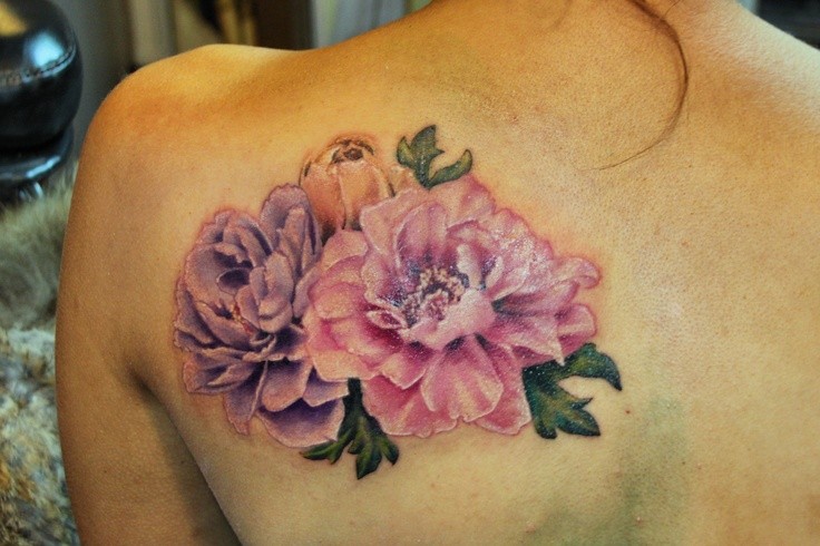 背部美丽的彩色写实花朵纹身图案