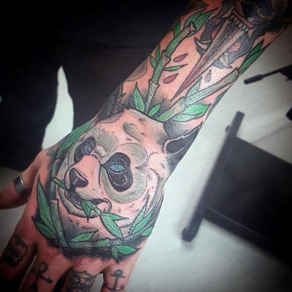 手背彩色的熊猫竹子纹身图案