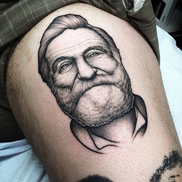 大腿雕刻风格微笑的老人纹身图案