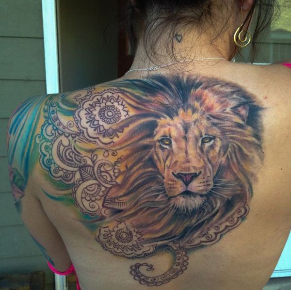 背部写实狮子头与梵花纹身图案
