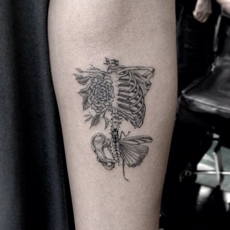 手臂黑色的人体骨架和蝴蝶花朵纹身图案