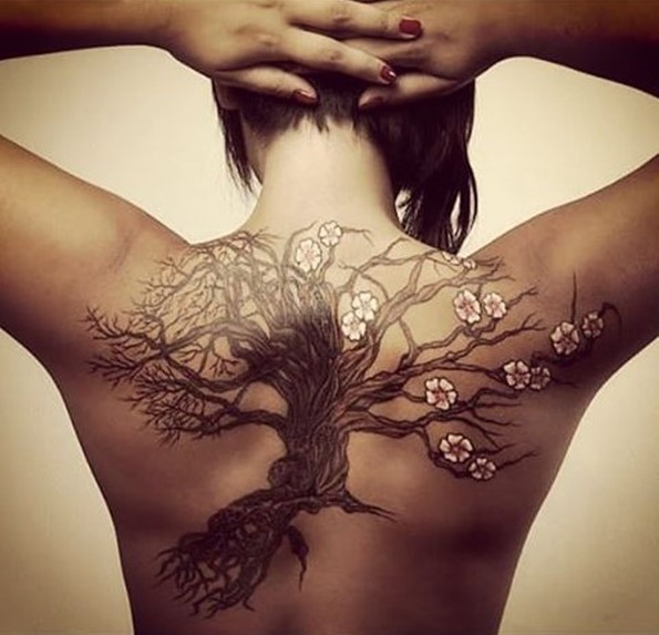 背部印象深刻的美丽孤独树花朵纹身图案