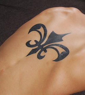 背部黑色的百合花纹章图腾纹身图案