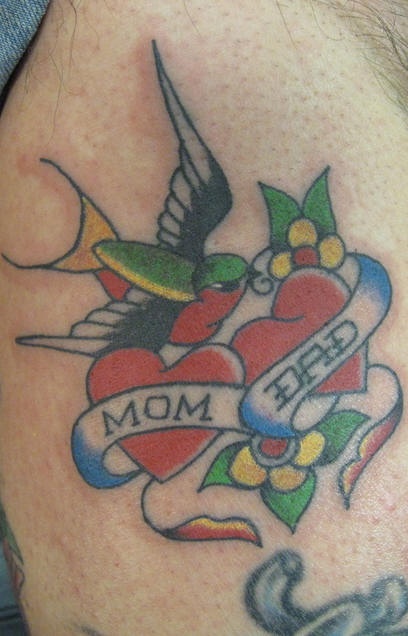 传统的心形燕子和妈妈爸爸英文纹身图案