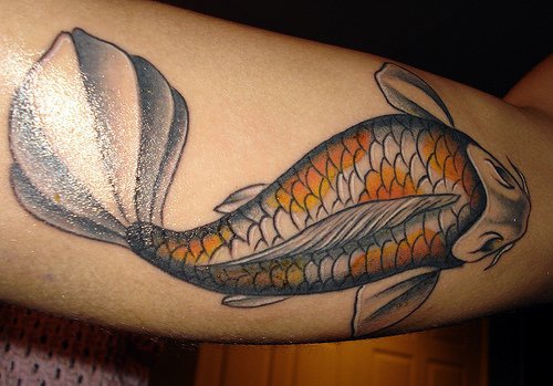 黑灰色与橙色的鲤鱼手臂纹身图案