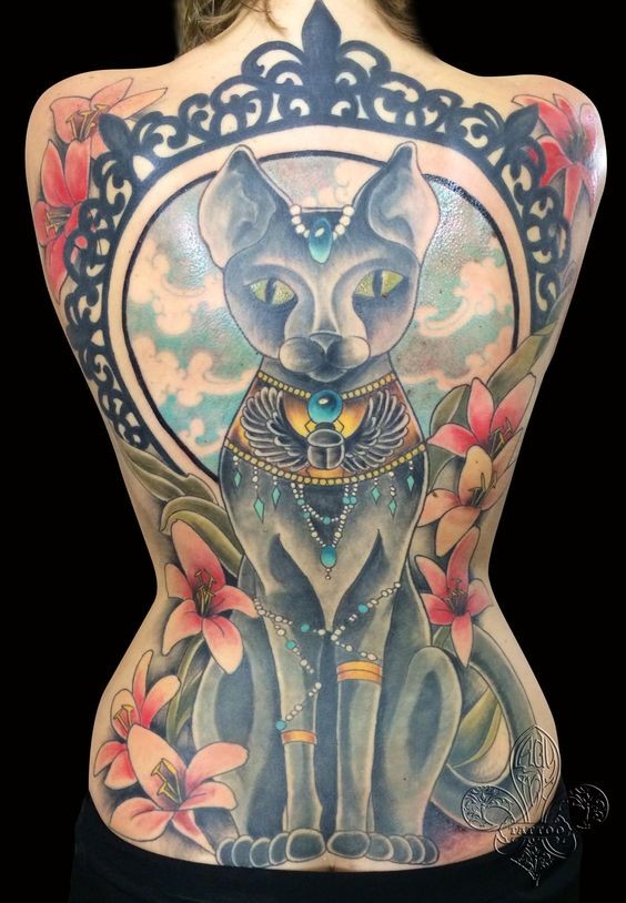 满背巨大的五彩埃及猫和花朵纹身图案