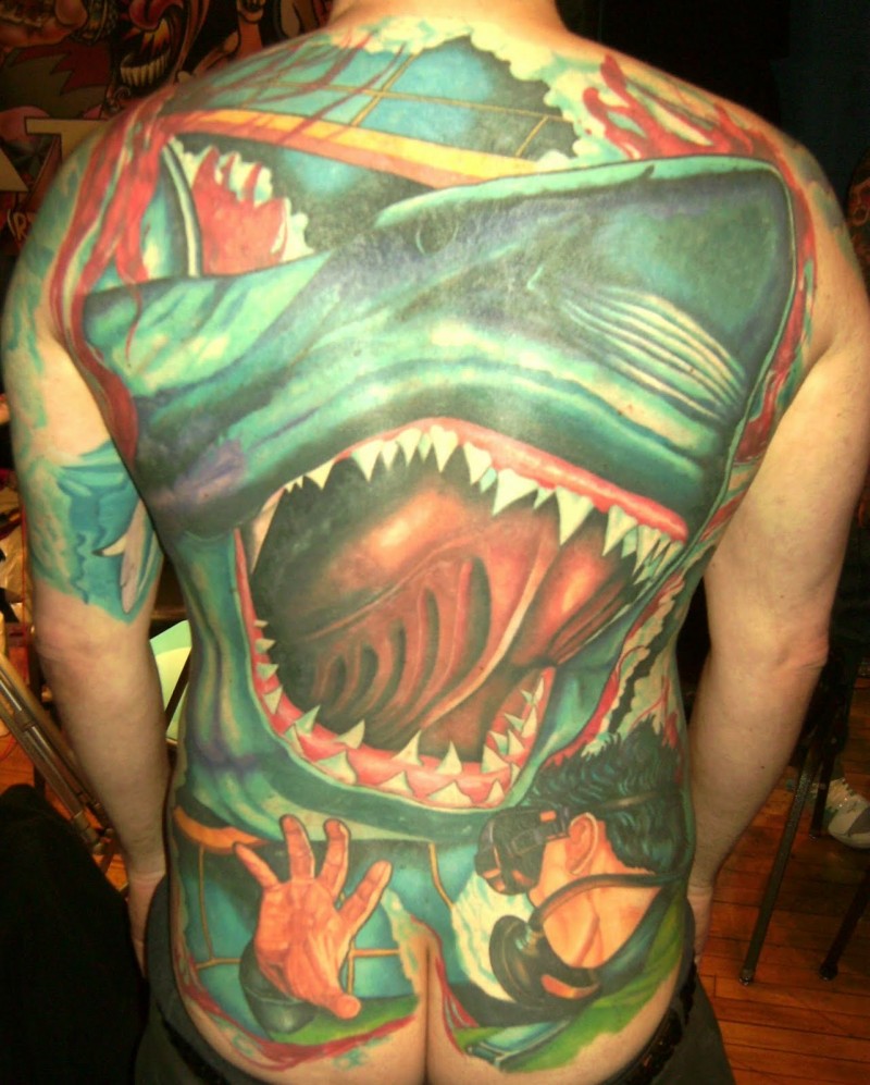 满背巨大恐怖的彩绘鲨鱼和潜水员纹身图案
