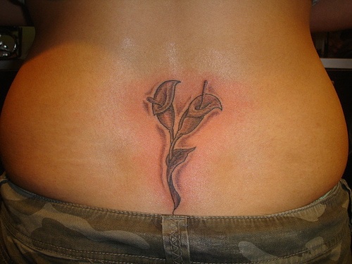 腰部两个交叉的花朵纹身图案
