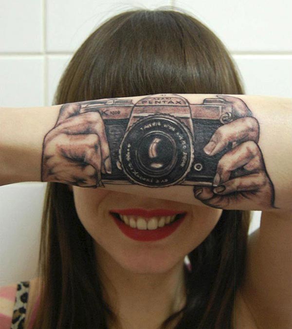 old school女生手臂彩色相机纹身图案