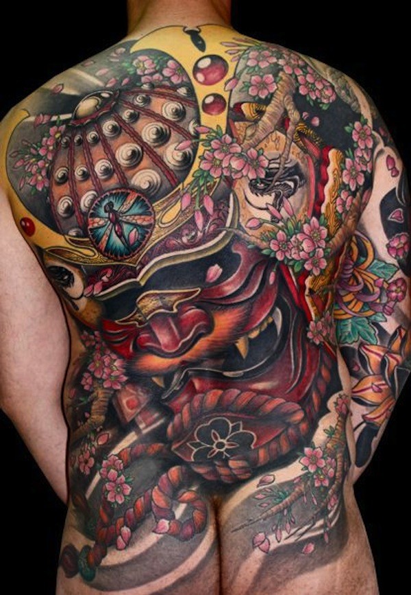 背部全新日式彩色的武士面具花朵纹身图案