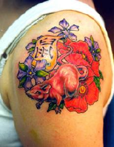 亚洲彩色花朵和大鼠纹身图案