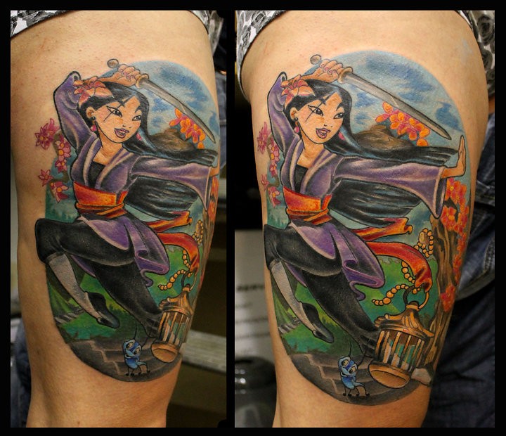 大腿卡通风格的彩色花木兰与剑和花朵纹身图案