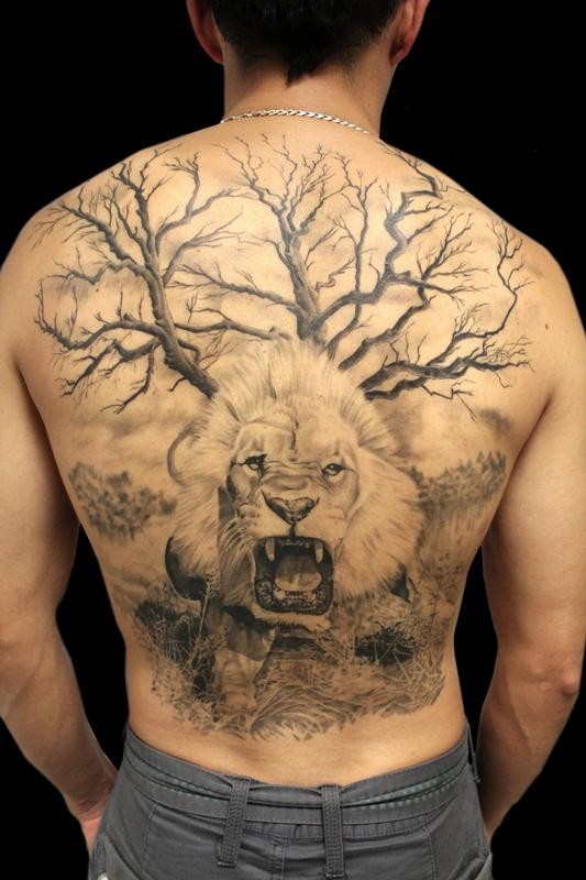 写实风格栩栩如生的咆哮狮子和大树背部纹身图案